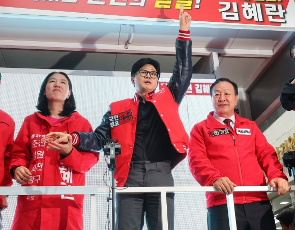 춘천 찾은 한동훈 비대위원장 - 한동훈 국민의힘 비상대책위원장 겸 총괄 선거대책위원장이 3일 강원 춘천 명동에서 김혜란(강원 춘천시철원군화천군양구군갑) 후보, 한기호(강원 춘천시철원군화천군양구군을) 후보의 지지를 호소하고 있다.  춘천 연합뉴스