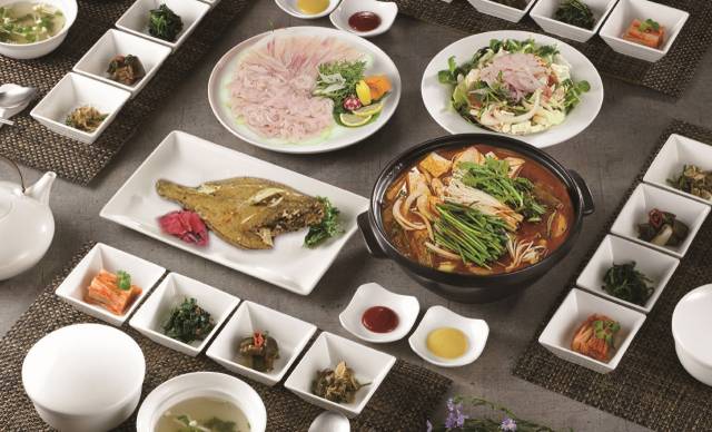 가자미 회와 조림 등으로 구성된 골프존카운티 감포의 ‘가자미 한상’.