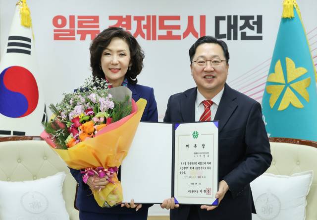 이장우(오른쪽) 대전시장이 이진숙(왼쪽) 전 충남대 총장을 대전광역시 제3대 총괄건축가로 위촉한 뒤 기념촬영을 하고 있다. 사진제공=대전시