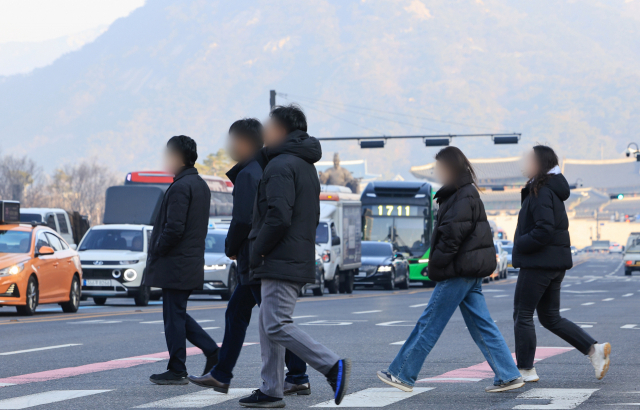 지난달 8일 오전 서울 광화문네거리에서 시민들이 횡단보도를 건너고 있다. 연합뉴스