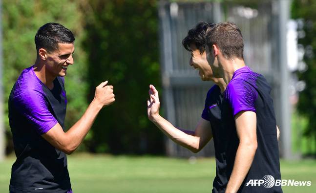 팀 훈련 중 장난 치는 손흥민(가운데)과 벤 데이비스(오른쪽). /AFPBBNews=뉴스1