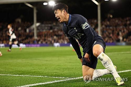 축구 통계 사이트 후스코어드 닷컴이 2일(한국시간) 2023-2024시즌 3월 프리미어리그 이달의 팀을 발표했다. 통계 사이트 평점 기준으로 선정한 이달의 팀에 손흥민이 공격수 두 명 중 한 자리를 차지했다.&nbsp;손흥민은 평점 8.12점으로 로드리고 무니스(풀럼, 7.91점)와 함께 공격수로 이름을 올렸다. 연합뉴스