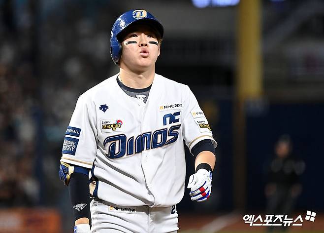 강인권 NC 다이노스 감독은 3일 잠실구장에서 열리는 2024 신한 SOL Bank KBO 리그 LG 트윈스전을 앞두고 취재진을 만나 내야수 박민우가 빠진다고 밝혔다. 박민우는 지난 23일 시즌 개막 이후 처음으로 선발 명단에서 제외됐다. 강 감독은 우측 어깨가 불편하다고 해서 타격이 힘들 것 같다. 오늘(3일)은 휴식을 줄 예정이다라고 했다. 엑스포츠뉴스DB