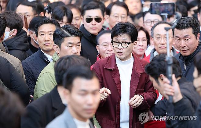 대구 동성로 방문한 한동훈 위원장 (대구=연합뉴스) 윤관식 기자 = 국민의힘 한동훈 총괄선대위원장이 21일 대구 중구 동성로를 방문해 시민들과 인사하고 있다. 2024.3.21 [공동취재] psik@yna.co.kr