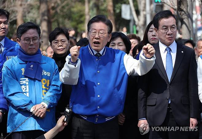 이재명 대표, 광주 방문 (광주=연합뉴스) 신준희 기자 = 더불어민주당 이재명 상임공동선대위원장이 21일 광주 전남대 후문에서 시민들을 향해 인사하고 있다. 2024.3.21 [공동취재] hama@yna.co.kr