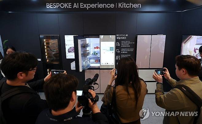 '비스포크 AI' 생활 연 삼성전자 (서울=연합뉴스) 류영석 기자 = 3일 오전 서울 서초구 삼성전자 서초사옥에서 열린 '웰컴 투 비스포크 AI' 미디어데이 행사에서 참석자들이 AI와 자체 플랫폼 '스마트싱스'기반의 '비스포크 AI' 신제품을 살펴보고 있다. 2024.4.3 ondol@yna.co.kr