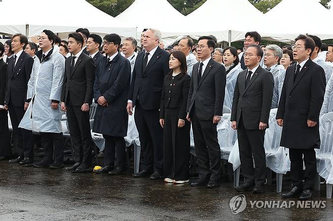4·3 희생자 추념식 (제주=연합뉴스) 황광모 기자 = 3일 오전 제주시 4·3 평화공원에서 열린 4·3 희생자 추념식에서 더불어민주당 이재명 대표, 국민의힘 윤재옥 원내대표가 유가족 등 내빈들이 애국가를 제창하고 있다. 2024.4.3 hkmpooh@yna.co.kr