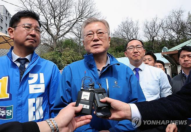 울산 찾은 문재인 전 대통령 (울산=연합뉴스) 장지현 기자 = 2일 오전 울산 동구 김태선 더불어민주당 후보와 함께 성세빈 선생 생가를 방문한 문재인 전 대통령이 기자들의 질문에 답하고 있다. 2024.4.2 jjang23@yna.co.kr