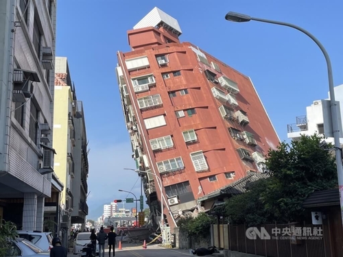 강진으로 기울어진 대만 화롄현 지역 건물 모습. 2024.4.3 [CNA 웹사이트 캡처. 재판매 및 DB 금지]