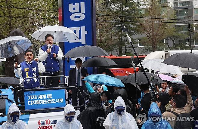 빗속에서 연설하는 이재명 대표 (창원=연합뉴스) 신준희 기자 = 더불어민주당 이재명 대표가 3일 창원 성산구를 방문, 허성무 후보 지지 유세를 하고 있다. 2024.4.3 hama@yna.co.kr