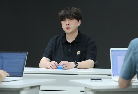 박단 대한전공의협의회장이 지난해 8월 서울 용산구 대한의사협회 회관 대강당에서 열린 '제27기 대한전공의협의회 회장 선거 개표'에서 당선 후 기자들과 인터뷰를 하고 있다. 사진=뉴시스