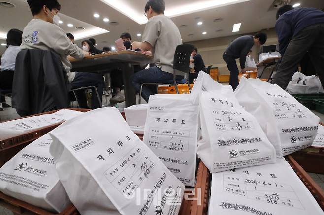 제22대 국회의원 선거를 일주일 앞둔 3일 오전 인천국제공항 국제우편물류센터에서 중앙선거관리위원회 관계자들이 국내로 회송된 재외투표용지를 인계받고 있다. (사진=이데일리 이영훈 기자)