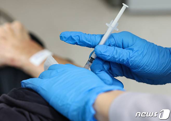 서울의 한 병원을 찾은 어르신이 코로나19 백신을 접종 받고 있다. 2023.10.19/뉴스1 ⓒ News1 김도우 기자