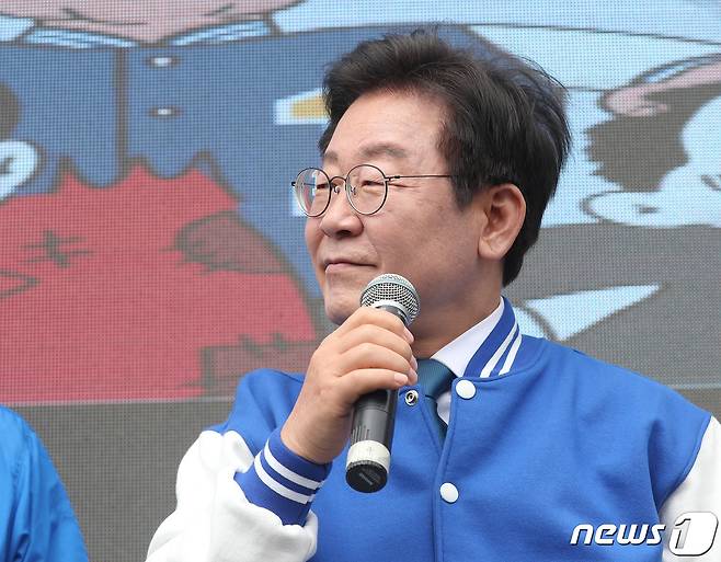 이재명 더불어민주당 대표 겸 상임선대위원장이 4일 오후 부산 수영구 광안동 일대에서 유동철 수영구 후보 지원유세 도중 수영구에 출마한 무소속 장예찬 후보의 연설을 듣고 있다. 2024.4.4/뉴스1 ⓒ News1 윤일지 기자