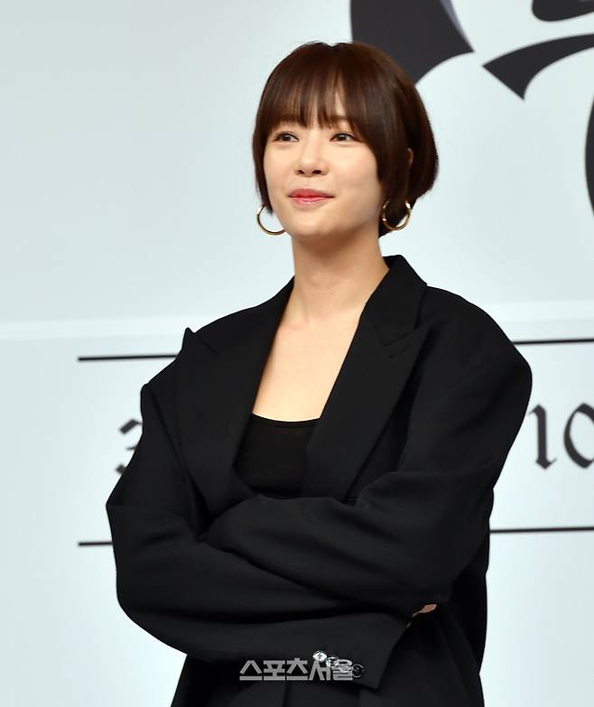 황정음이 27일 목동SBS에서 열린 새 금토드라마 ‘7인의 부활’ 제작발표회 무대에 올라 포토타임을 갖고 있다.  강영조기자 kanjo@sportsseoul.com