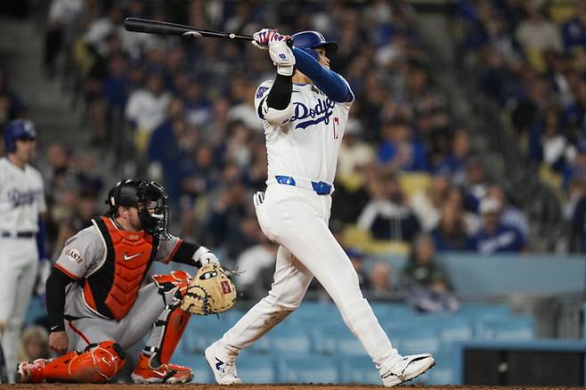 LA다저스 오타니 쇼헤이가 7회 홈런을 치고 있다. 사진 | AP연합뉴스