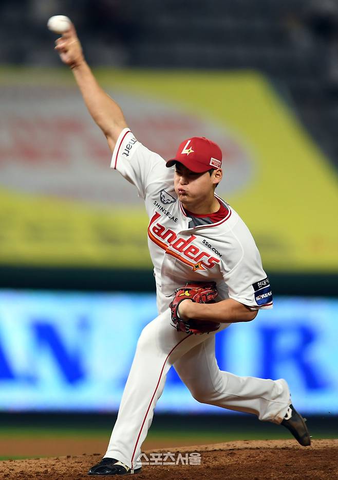 SSG 조병현이 4일 인천SSG랜더스필드에서 열린 2024 KBO리그 두산전에서 6회 역투하고 있다. 문학 | 강영조기자 kanjo@sportsseoul.com