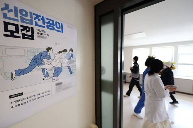 2일 서울의 한 대학병원 내 전공의 전용 공간에 신입 전공의 모집 안내문이 붙어 있다. [이미지출처=연합뉴스]