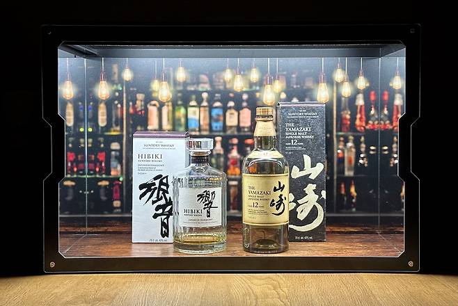 산토리사의 (왼쪽)히비키 하모니, 야마자키12년 모습. /김지호 기자 촬영협조: 피규필드