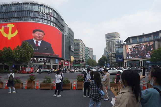 2022년 10월 23일 중국 저장성 항저우 상업지구에 설치된 한 대형 스크린에 시진핑 국가주석이 나오고 있다. / AP연합뉴스