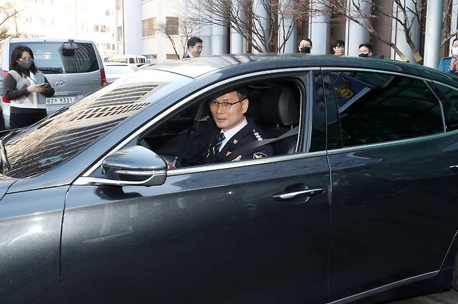 남구준 초대 국가수사본부장이 작년 2월 24일 서울 서대문구 경찰청에서 열린 이임식을 마친 후 청사를 떠나고 있다.