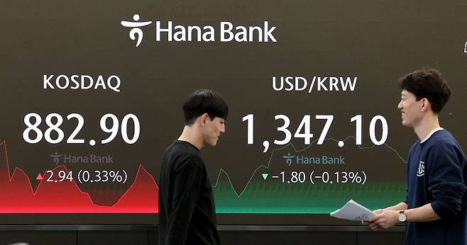 4월 4일 오후 서울 중구 하나은행 딜링룸에서 직원들이 근무하고 있다. /뉴스1