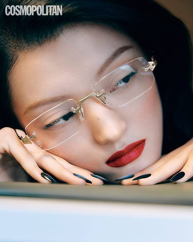 핑거수트 인투 더 갤럭시 네일(코핀) 1만7천8백원. 안경 1백41만5천7백원 까르띠에.