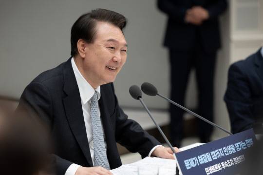 윤석열 대통령이 4일 서울 용산 대통령실 청사에서 열린 민생토론회 후속 조치 2차, 경제분야 점검 회의에 참석해 발언하고 있다. 연합뉴스