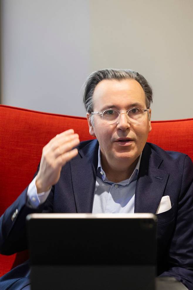 아르노 벨로니 르노그룹 마케팅 총괄 부사장이 지난 3일 르노 성수에서 진행된 인터뷰에서 기자들의 질문에 답하고 있다.ⓒ르노코리아