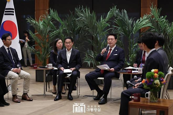 아시아태평양경제협력체(APEC) 정상회의 참석을 위해 미국을 방문 중인 윤석열 대통령과 기시다 후미오 일본 총리가 17일(현지시간) 미국 캘리포니아주 스탠퍼드대 후버연구소에서 한일 스타트업 간담회를 하고 있다. 대통령실 홈페이지