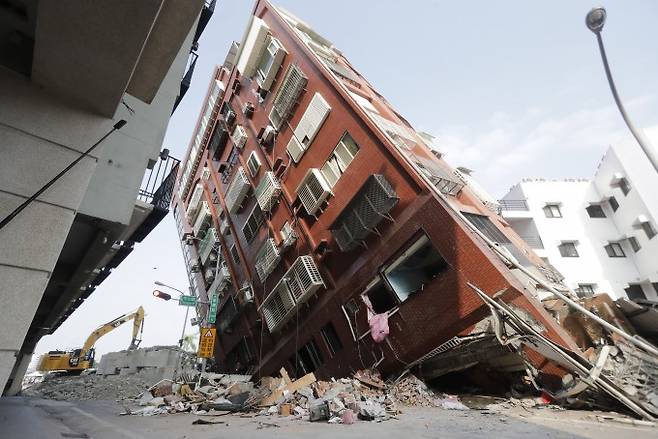4일 많은 지진 피해가 발생한 대만 동부 화롄시의 한 건물이 규모 7.4 강진과 여진의 영향으로 크게 기울어 있다. 이번 강진으로 최소 9명이 숨지고 1천여명이 부상한 것으로 알려졌다. 화롄 AP/연합뉴스 제공