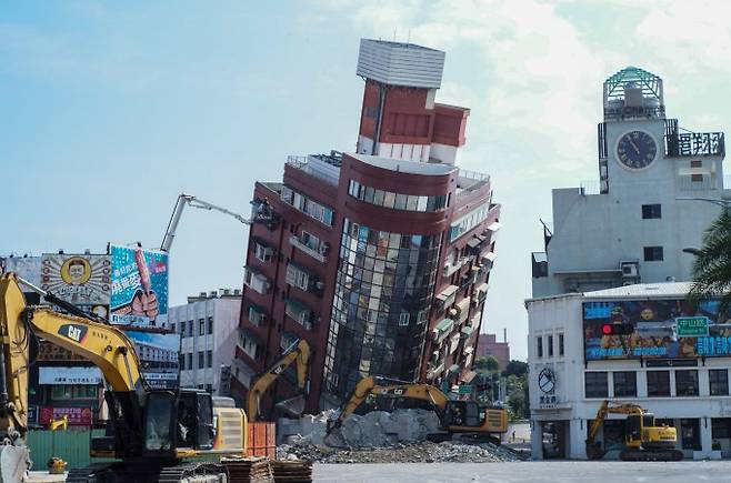 3일(현지시간) 오전 대만 화롄시에서 발생한 지진으로 건물이 기울어있다. AFP/연합뉴스 제공