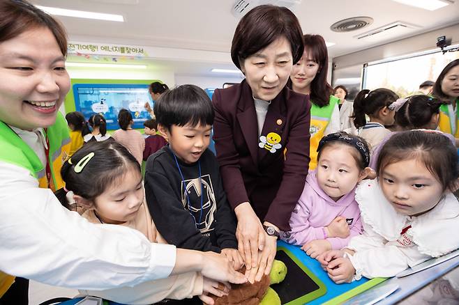 한화진 환경부 장관이 4일 대전 장대초등학교를 찾아 일일교사로 참여해 늘봄 수업을 진행하고 있다.