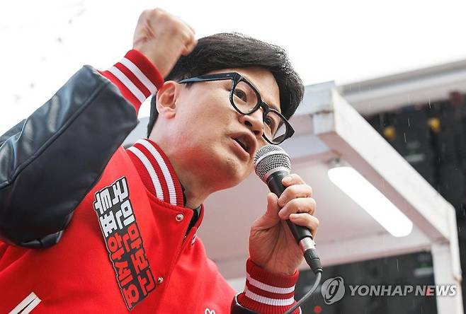 국민의힘 한동훈 비상대책위원장 겸 총괄선대위원장이 지난 3일 강원도 원주 롯데시네마 인근에서 열린 집중 유세에서 박정하(강원 원주시갑) 후보, 김완섭(강원 원주시을) 후보의 지지를 호소하고 있다. 연합뉴스