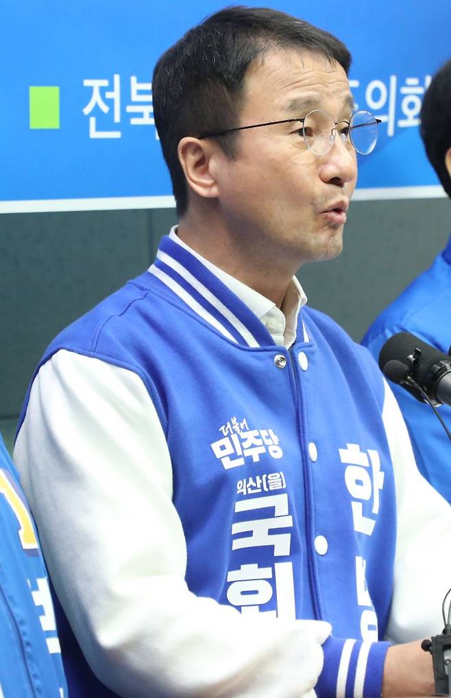 한병도 더불어민주당 전북특별자치도당 상임선대위원장이 25일 전북자치도 전주시 전북특별자치도의회에서 더불어민주당 전북특별자치도당 정책공약 발표 기자회견에 참석해 발언을 하고 있다. 뉴스1화상
