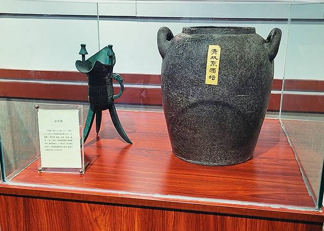 칭다오 주변에서 발굴된 고대시대의 청동 술 항아리와 술잔.