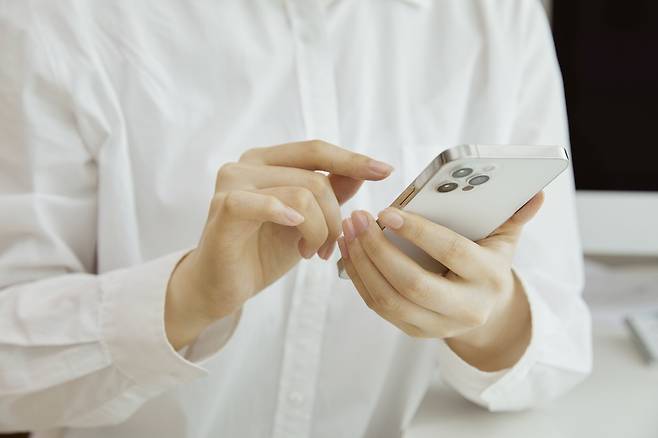 주기적으로 연락하지 않는 사람의 번호를 지우는 습관은 인간관계에 연연해하지 않는 경향을 반영할 수 있다.​/사진=클립아트코리아