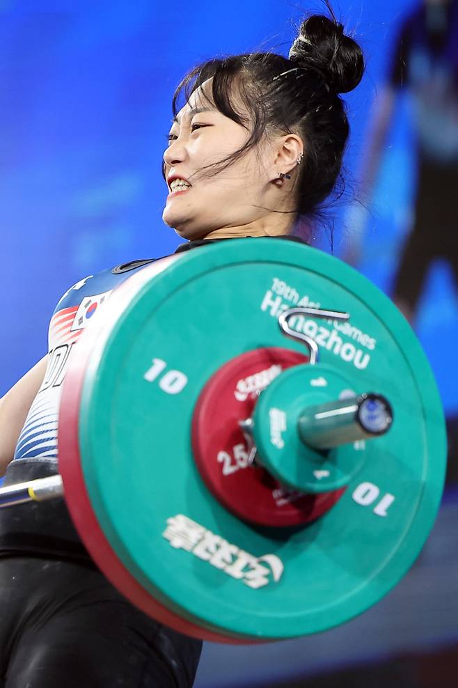 <yonhap photo-4135="">한지안이 지난해 항저우 아시안게임 여자 역도 64kg급에서 바벨을 들어올리고 있다. 사진=연합뉴스</yonhap>