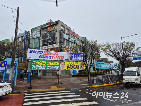 광주 광산구 첨단지구에 걸린 광산을 지역구 후보 선거벽보. [사진=유범열 기자]