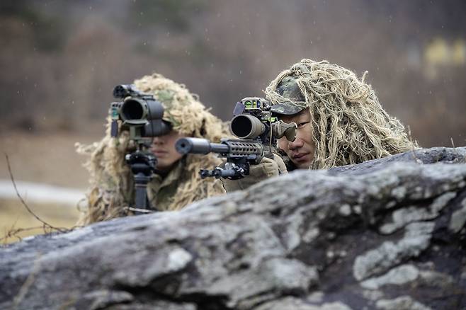 박대운 상사가 K-14 저격용 소총으로 목표물을 조준 및 사격하고 있다. 사진 육군