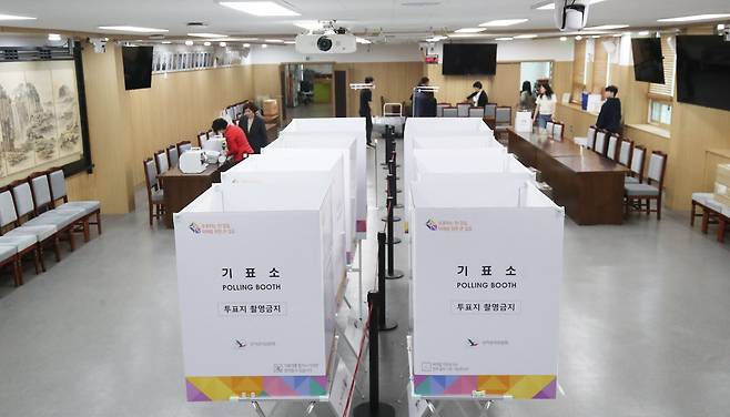 4일 제주도의회 의원회관 대회의실에 마련된 연동사전투표소에서 선관위 관계자들이 투표소를 설치하고 있다. 뉴스1