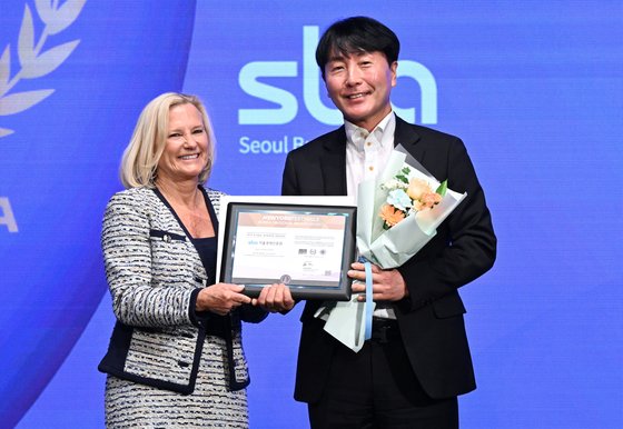 4월 3일(수) 롯데호텔 서울에서 진행된 “2024 뉴욕페스티벌 대한민국 브랜드대상” 시상식에서 김현우 서울경제진흥원(SBA)대표이사가 'Ellen Smyth 뉴욕페스티벌 CEO'에게 한국 산업의 공공브랜드 중소기업 부문 수상을 받고 있다
