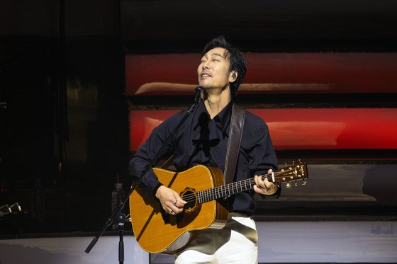 '2024 씨어터 이문세'에서 기타를 치며 노래하는 이문세. 사진 케이문에프엔디