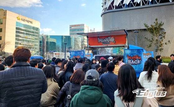 대전 시내 곳곳을 활보한 류현진 복귀 기념 '몬스터 트럭'에 몰려든 팬들. 사진 한화 이글스