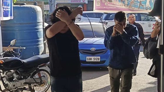 지난 2일(현지시간) 필리핀 세부에서 한국인 집을 털다가 경찰과 총격전 끝에 체포된 한국인 강도 용의자 2명이 마볼로 경찰서로 연행되고 있다. 사진 선스타 캡처