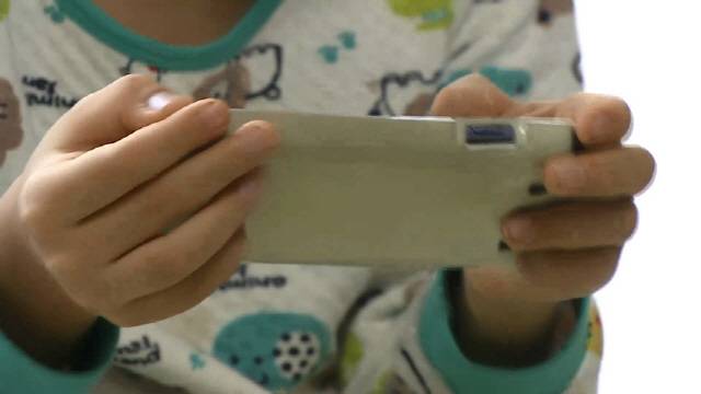 ▲ 스마트폰 사용하는 어린이. 연합뉴스