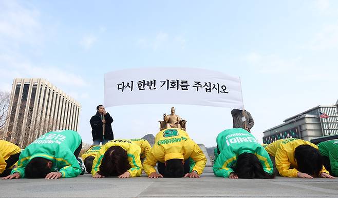 제22대 국회의원 선거 사전투표일 전날인 4일 오전 서울 광화문광장에서 녹색정의당 김준우 대표와 심상정 원내대표 등 당원들이 유권자들에게 지지를 호소하며 절을 하고 있다. 연합뉴스