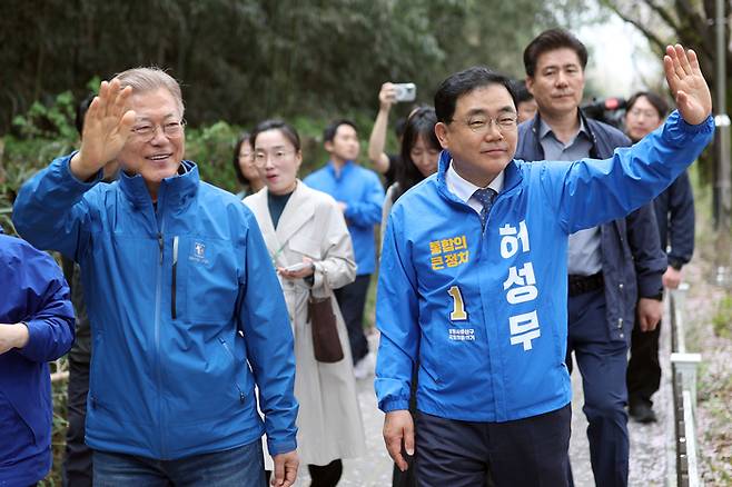 문재인 전 대통령이 4일 오후 경남 창원시 성산구 내동공원을 더불어민주당 창원성산 허성무 후보와 산책하며 시민에게 인사하고 있다. 연합뉴스