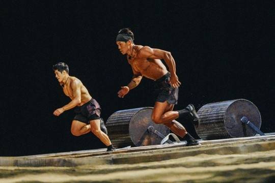 A scene from "Physical: 100 Season 2 Underground" featuring Jung Ji-hyun (left) and Kim Jae-hong (Netflix)