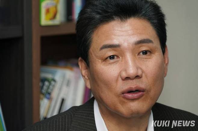 2일 서울 여의도 시대정신연구소 사무실에서 인터뷰 중인 엄경영 소장. 사진=박효상 기자